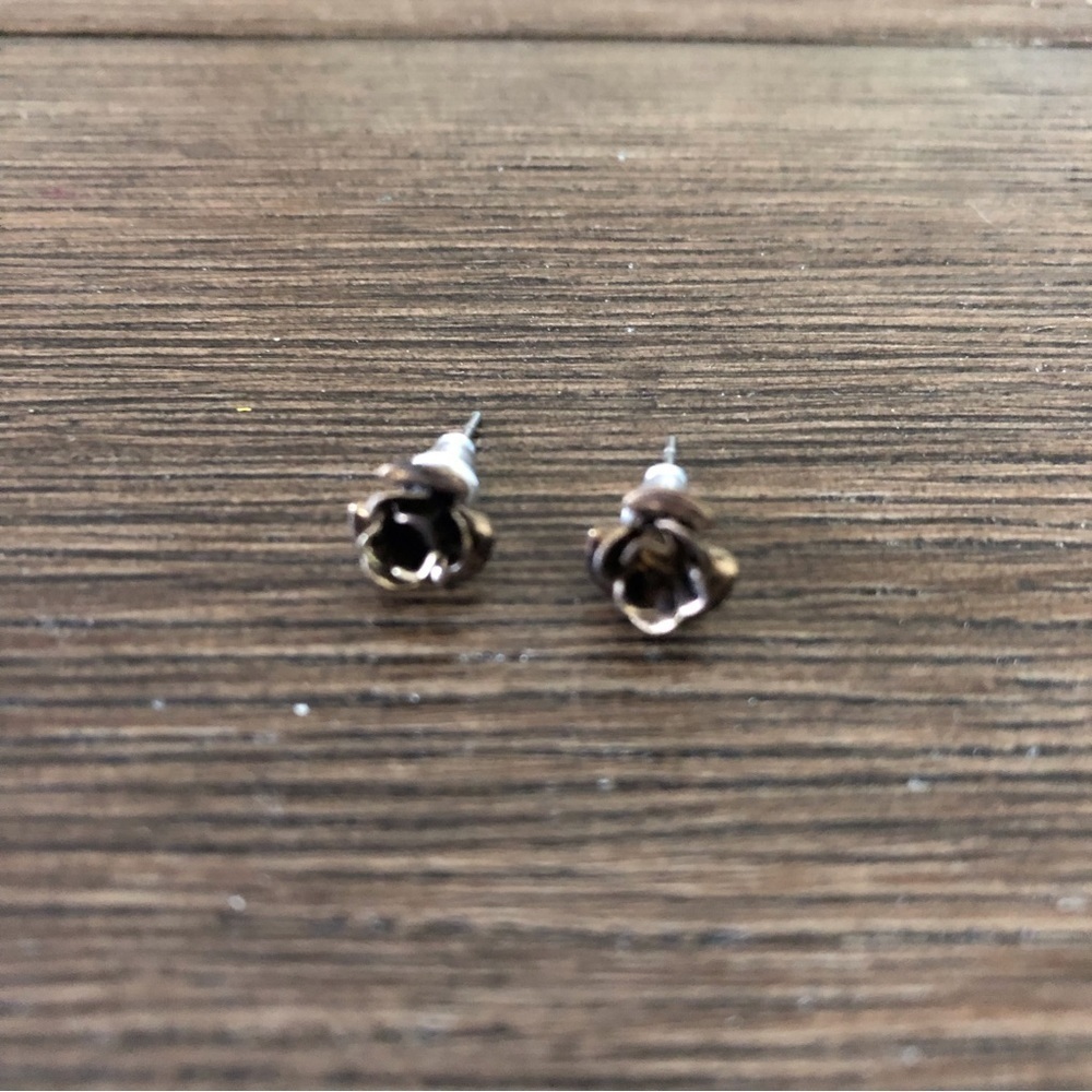 Metal rose stud earrings